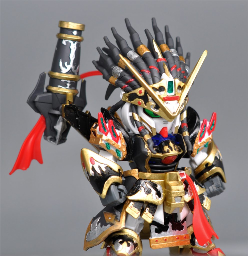 全体図です。まずゴールドのパーツを缶スプレーで塗り、それ以外は筆やマーカーで塗りました。シールは目の部分のみ使用しました。