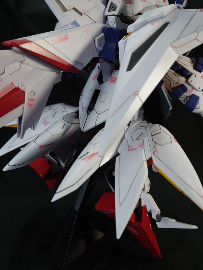 ほぼ真っ白な機体なので、デカールやラインの赤がアクセントになってます。