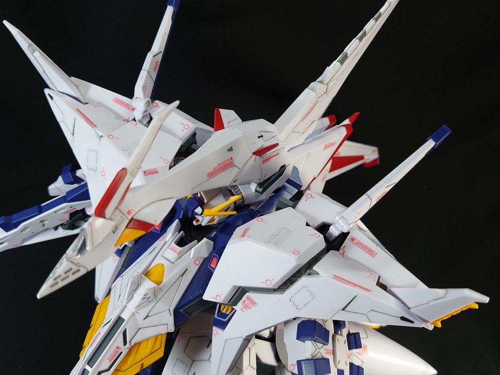 クスィーではやってないのですが、ディティール追加をしてます。一般的なスジ掘りやプラバンではなく、自分がよく使うのはポンチと削ったマイナスドライバーです。マルとマイナスのモールドは全てこれです。あと、ディティール用のスジ掘りエッチングを使って、シャープペンで描いてます。