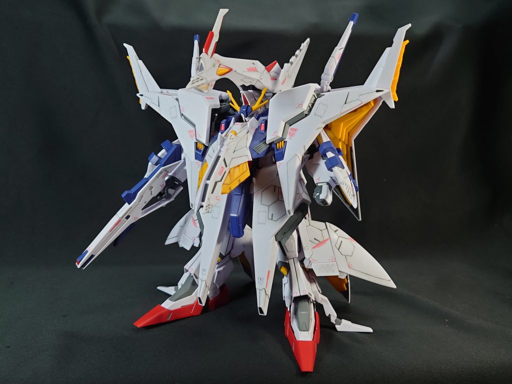 ペーネロペーの自立図。かっこいいのだが、この機体もクスィーも陸上歩くの苦手そう。基本的にミノフスキークラフト使用して浮いて、スラスターで高機動なんだろうけど。