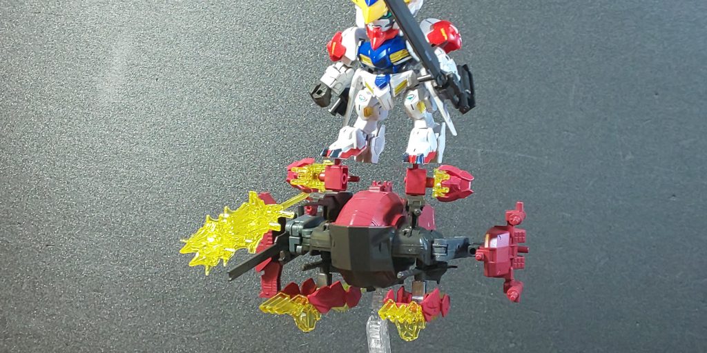 イサリビアームズに乗るバルバトスルプス。支援メカっぽさが出てると思います。