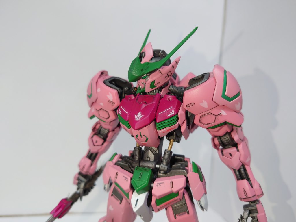 フロントの近くからのショット。ボディにはマスキングでサクラの花びらを入れてみました!