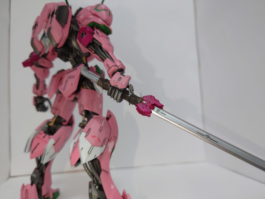 太刀にはグリップに布を巻き、ボロな感じを出してみました!