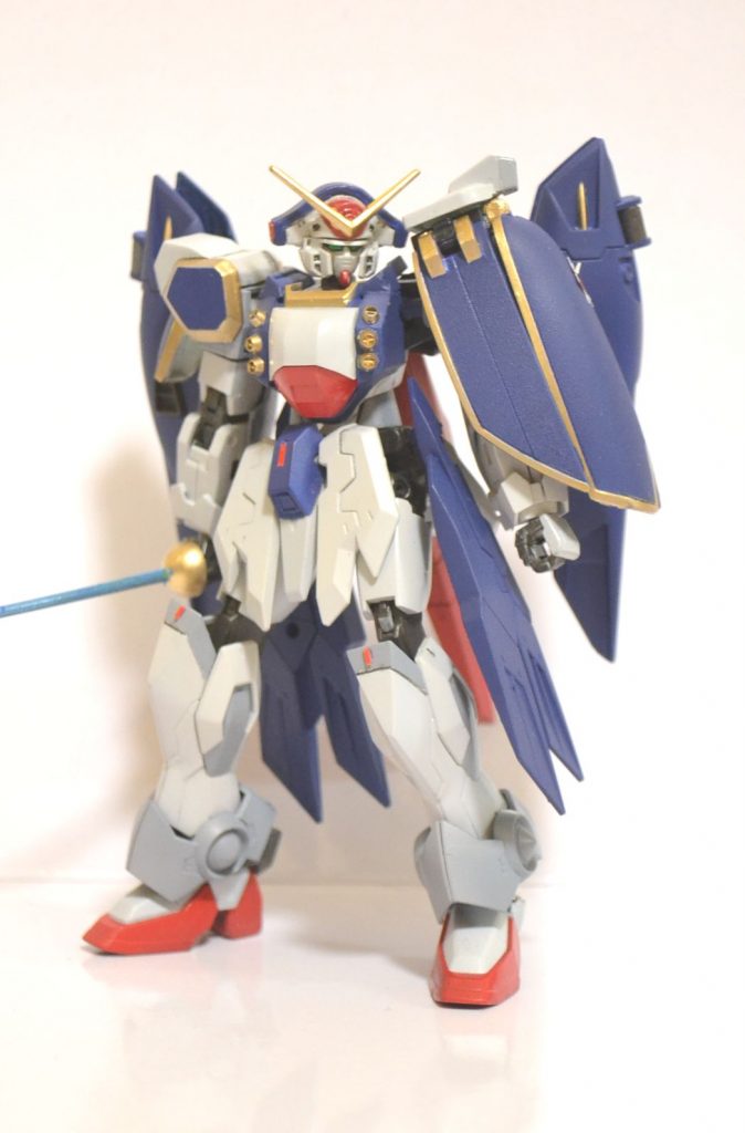 当初はイージスナイトとウイングゼロをミキシングしていたのですが、何か物足りないと思い、積んでいたガンダムローズを混ぜました。長い間、ガンダムローズをリファインしようと考えていたのでこの機会に実現できて満足です!