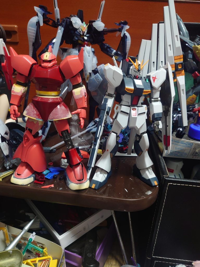 わかりづらいけど、フレームとしてνガンダム（正確にはνジオンガンダムやけど）を使って、そこに着込ませたりパテで盛ったり。