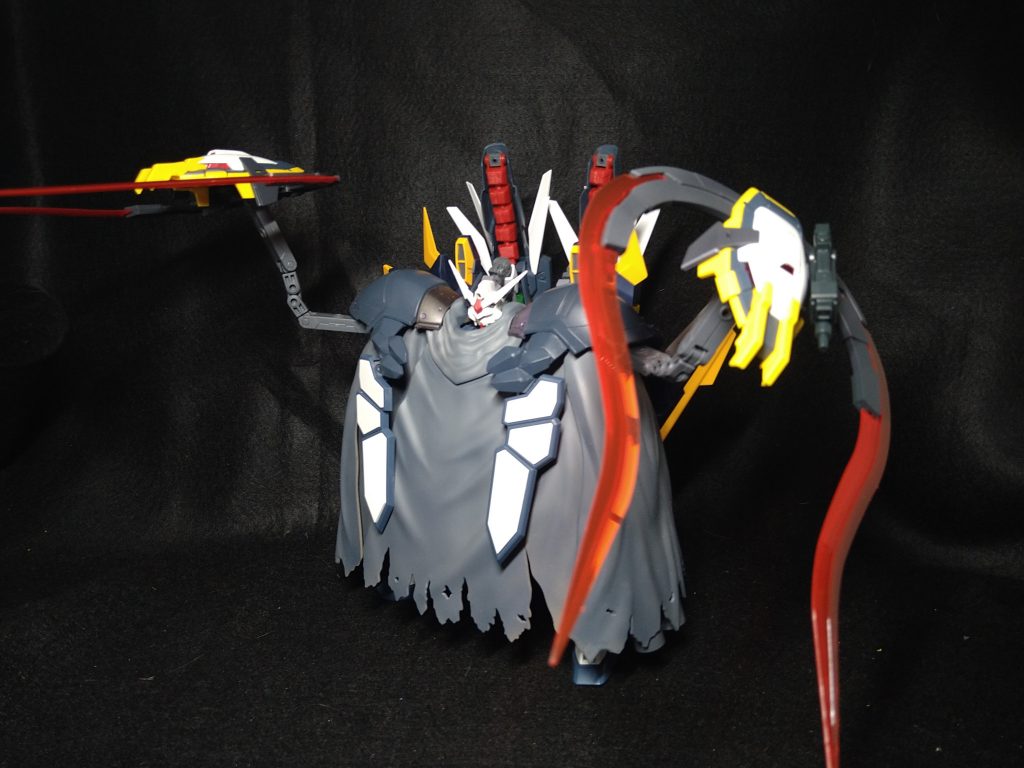 肩部のシールドはフレキシブアームで独自に動き、ビームショーテルを発生させ攻撃可能。