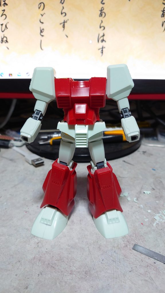 胴体を合わせると側面が妙にでっぱるので限界までヤスリで削り落としました。