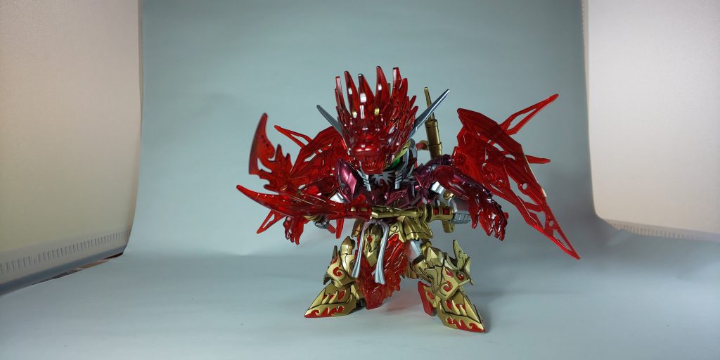 武器を持たせて。白いパーツをシルバーにしてみたら、なかなか雰囲気が出て良いですね。