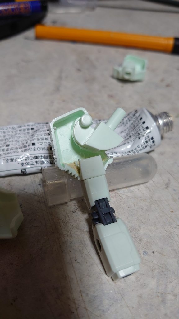 肩アーマーを削って広げ、二の腕は差し込み式に。