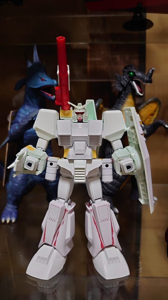 顔にどうも違和感を感じたので、顔のみEGガンダムから持ってきました。シールドはHGに旧キットのシールドから切り離したパーツを張り付け。