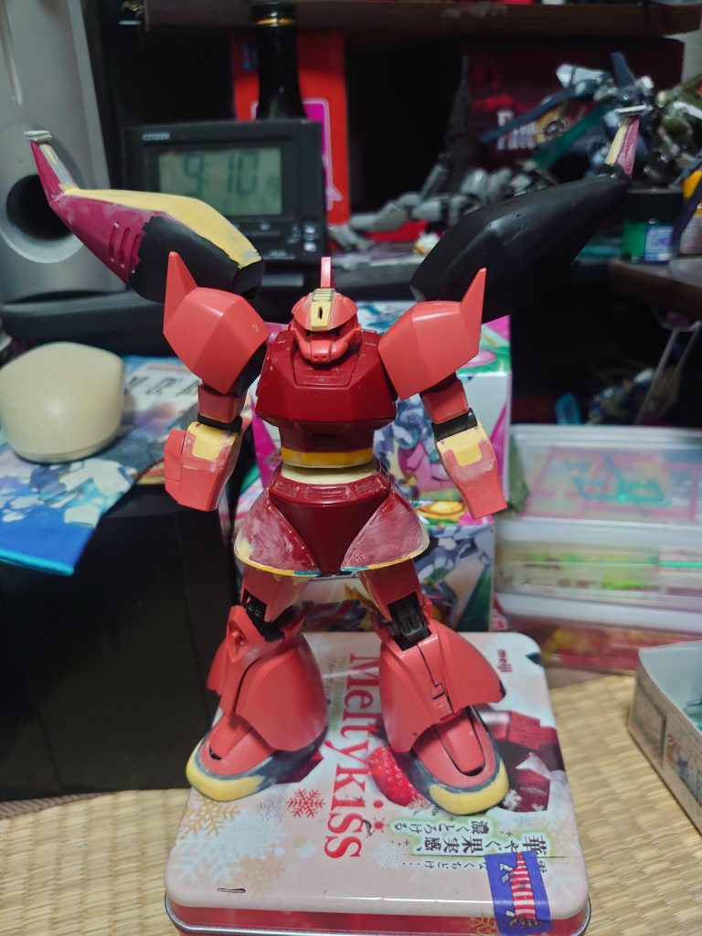 バックパックも幅広げたりパテで埋めたり。