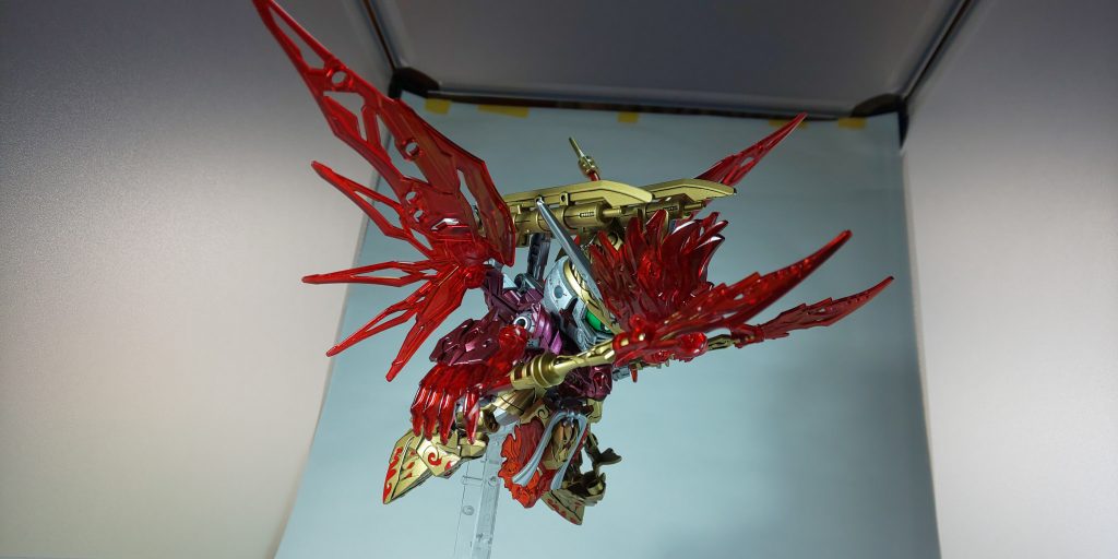 銃パーツは前方に向けられます。頭が大きいので、少し窮屈ですが。 製作動画もどうぞ。https://youtu.be/9z6mby4Mef0