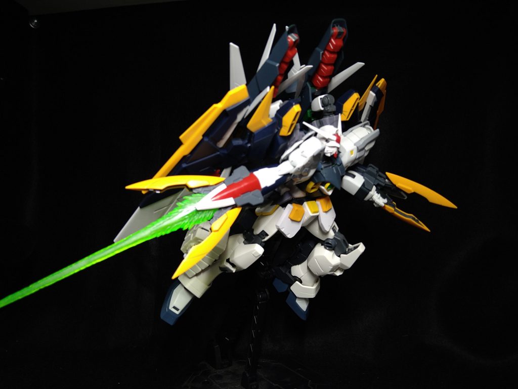 腰部のバスターシールドわ両腕に装備可能でシザークローやビームサーベルとして使用可能