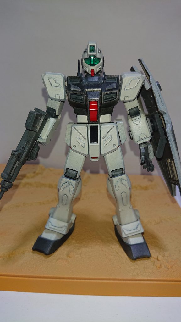 初めてのプラ板装飾だったので、切れ跡が雑だったり、左右で形が違いますね。何よりジムコマンドのベースカラーを作るのが一番難しかった気がします。あの独特な白は何を混ぜたらできるんだと苦労しました(*_*)彼用のセールカラーというものがちゃんとあることを後で知りました(´｀;)