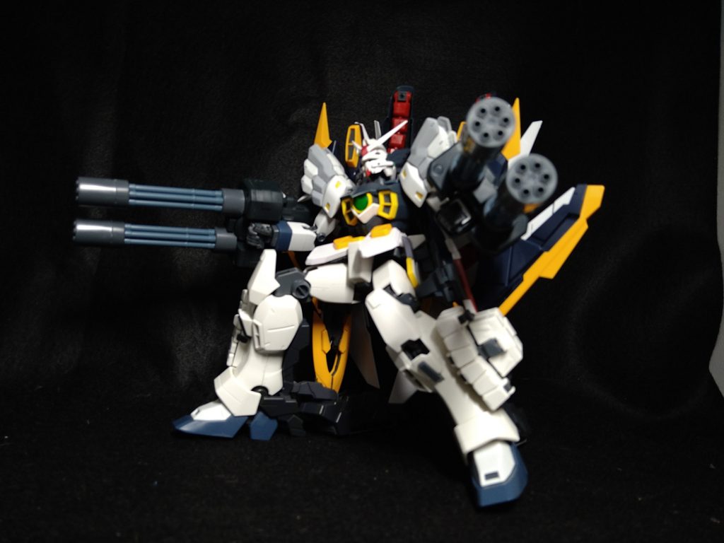 陸戦形態脚部のキャタピラにより高速移動しながら回避と攻撃をする