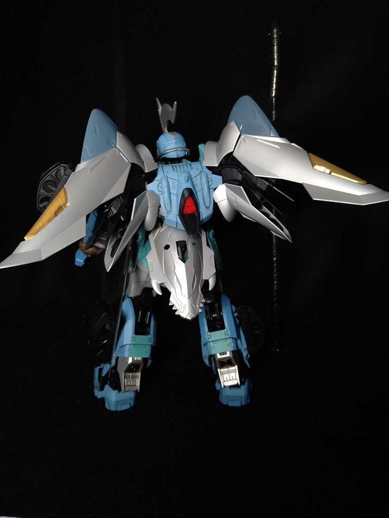 背面腰スカート部にマウントされているシールドは手に装備可刃一般兵より機動性を上げたバックパックを装備