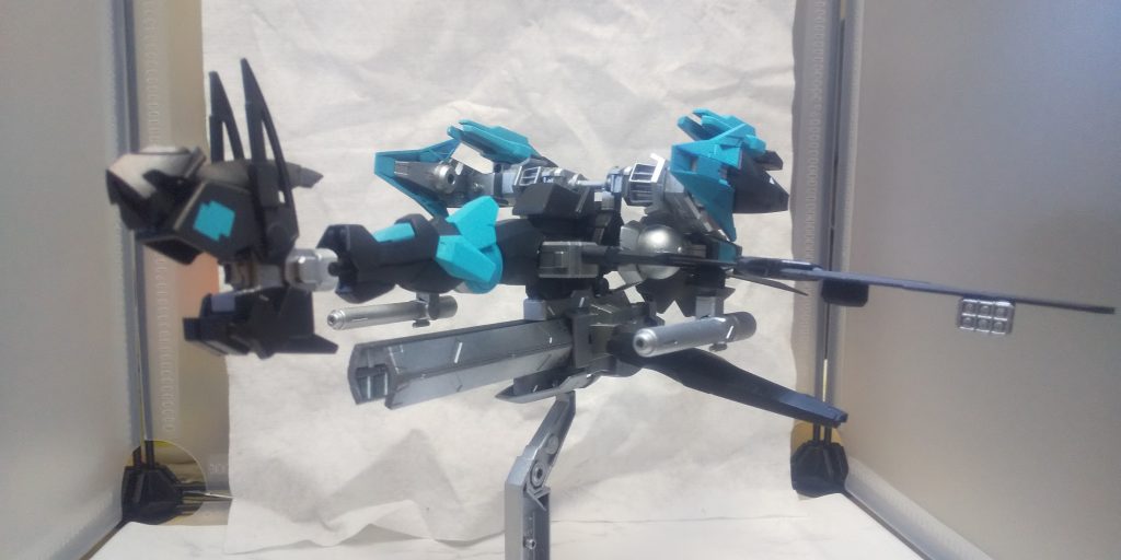 機体名：超音速移動式制圧戦専用龍型機動兵器「鐵鎧禍」武装機首荷電粒子砲「雷音」両翼懸架イオンビーム砲「雷切」×2上部ビーム砲台「落雷」×2底部巨大電磁砲「轟雷」ミサイルポッド×2底部ミサイル発射管×4背部迎撃用ビーム砲塔×6 伝説上の生物である龍を機械として再現した航空機。名の通り音速を叩き出して敵基地をぶっ潰すことを主眼としている。「くろがねがいか」と読む。