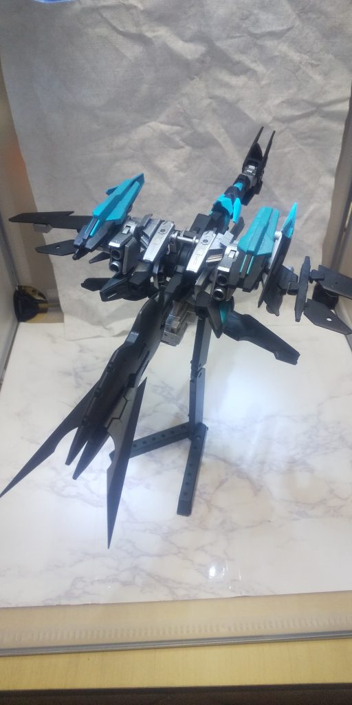 ななめうしろすーがた。ホントに後ろ姿だと何写してるのかさっぱりなので。元ネタは終わりのクロニクルより「機龍」とテイルズオブデスティニーより「飛行龍」縦にデカいわ横にデカいわで飾る場所がない。やっぱテンションにかまけてアチョーするのはダメですね。