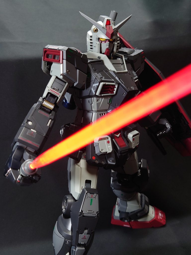 ビームサーベルは簡単にスイッチできますが、メインを光らせるのは少し手間です。しかも1分でオフになるので、撮影は大変でした。