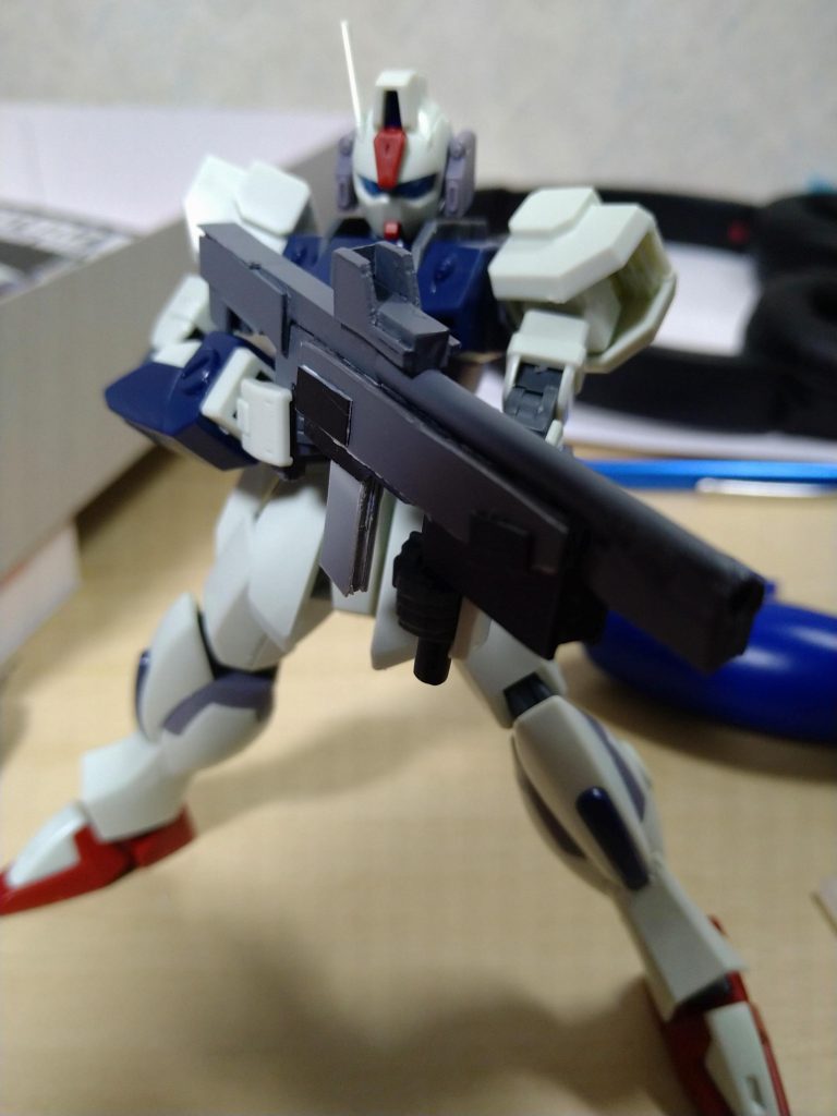 最初は量産機らしく、スクラッチした武器をもたせた「兵士」っぽいのにするはずだった