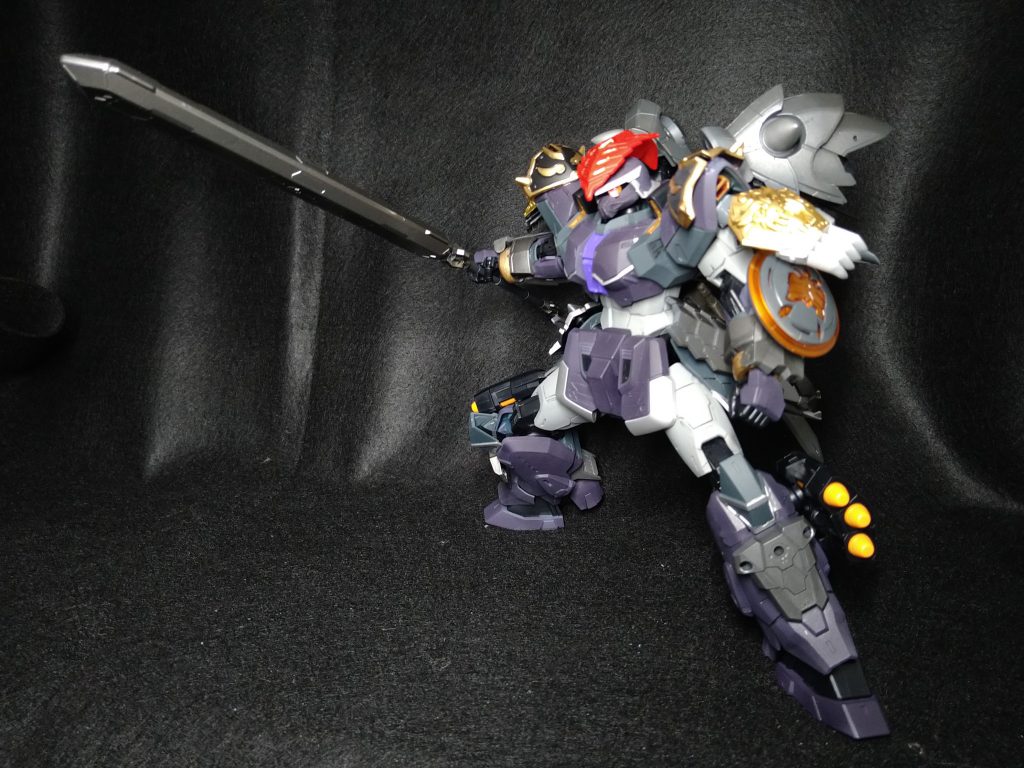 大剣装備メイン武装の大剣で、切る事よりも叩き潰すことを主に置いた装備