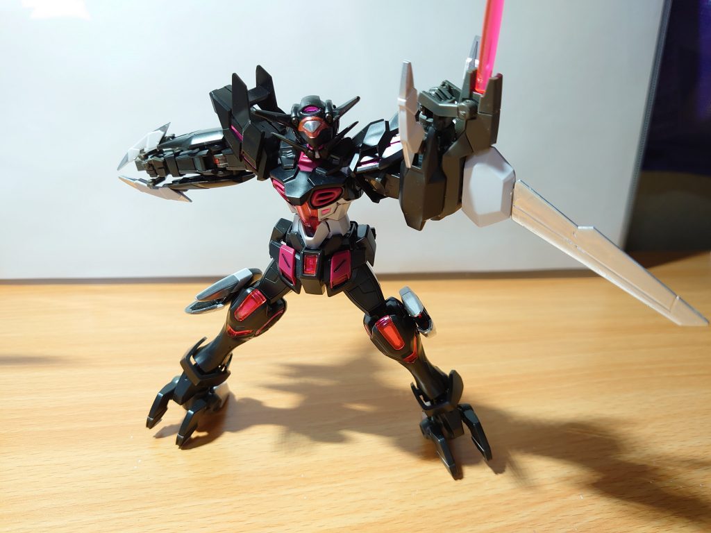 腕部のブレードと各クローはシルバーで塗装してます。