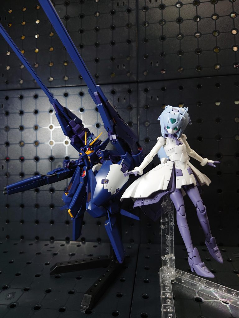 ちなみに、二体とも元に戻せる仕様で作成してます。加工したのは、バックボーンフレームを接続するために、サラの腰に一ヶ所穴開けをしただけです。それもスカートで隠れるので、外見変化はナシです。