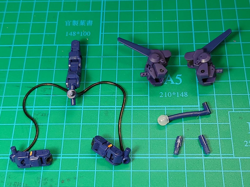 ミキシング用パーツ。ヘイズルの武器アームをそのまま使い、頭部と足の接続にはランナーを切り出して使い、バックボーンフレームにはジョイントセットDをティターンズブルー2で塗装して使ってます。あと、チェーンをつけて動力パイプっぽくしてます。