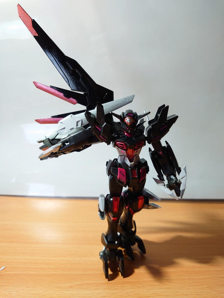 腕部のブレードウイングが背中の翼と干渉しやすいですが、なかなか良い感じだと自分では思ってます。