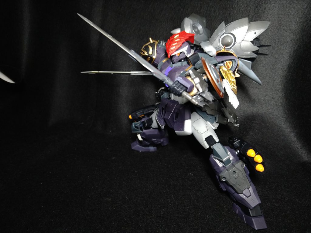 二刀流バージョン連続攻撃により速度を生かした斬撃を放つ未武装時は腰部背面にマウントされる