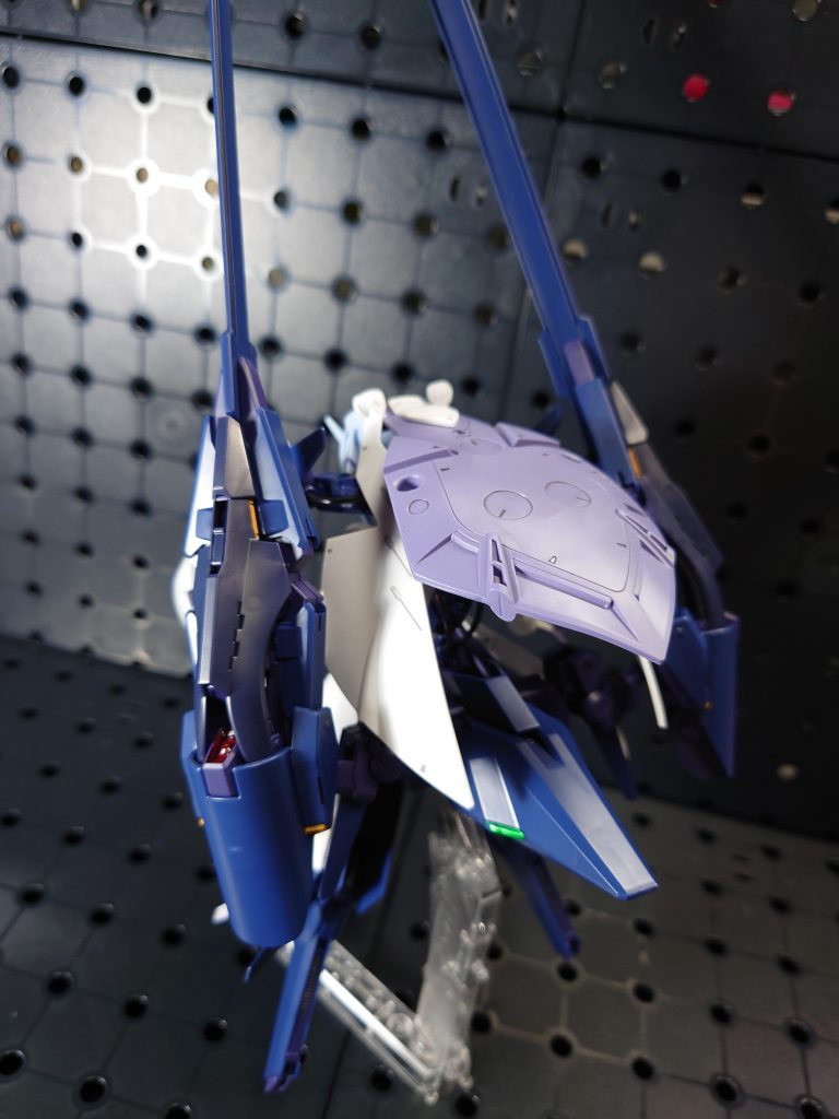 背後のデザインも、元から一体だったかの繋がりです。使えるパーツはなるべく使うように工夫しましたが、サラのスカートが見事にロングヘアーに収まり、武装とのバランスも纏まりました。