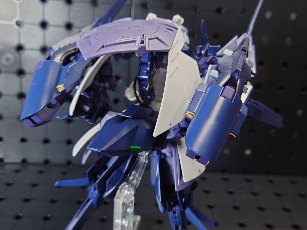 最初は手足ともに変更かと考えてましたが、やはり腕の小ささと機構がサラの腕には不向きかとなって、ここはバックボーンフレームになりました。