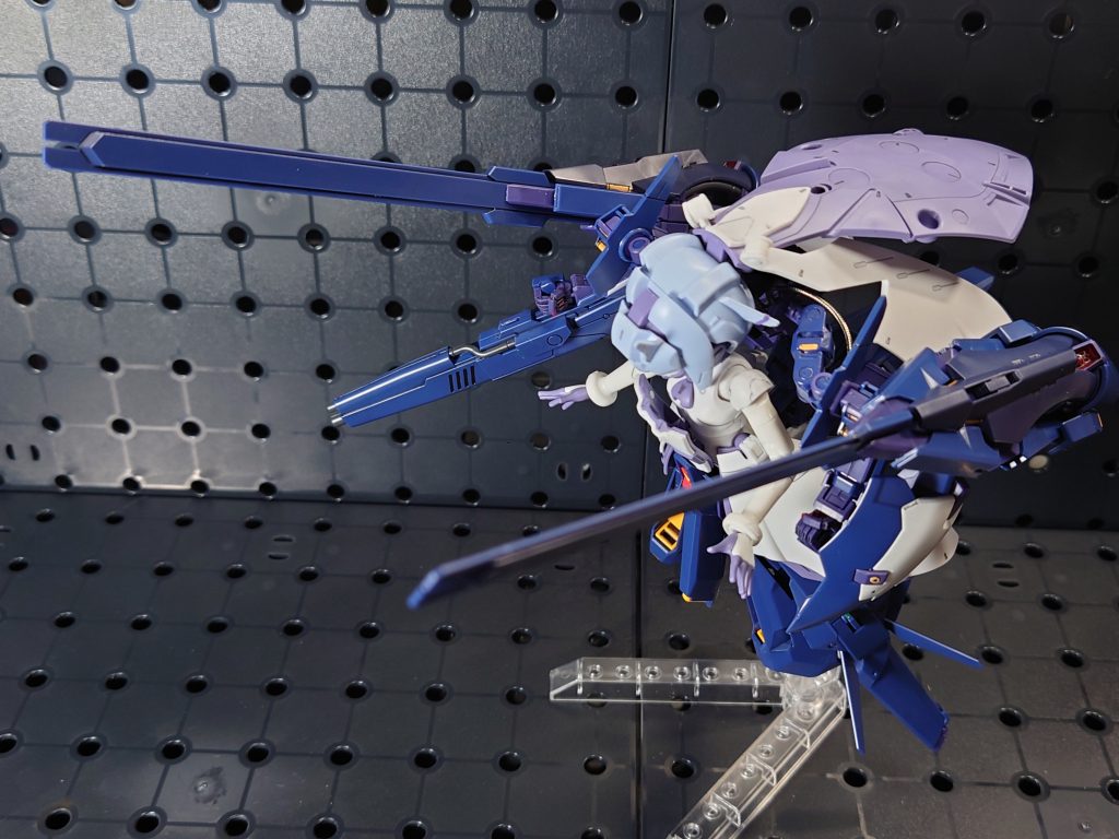 合わせようと二体をそれぞれ組んだところ、意外とヘイズルⅡが小型で悩みました。脚部や背面武装は問題ないサイズですが、腕部や胸部はかなり小さくバランスがとれるか、どう接続するか思考しました。