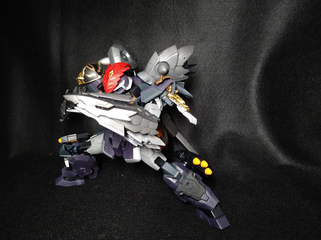 竜鉄甲装備攻防一体型の超至近距離による殴打武装未使用時は腰部横側にマウントされ、鎧として使用されている