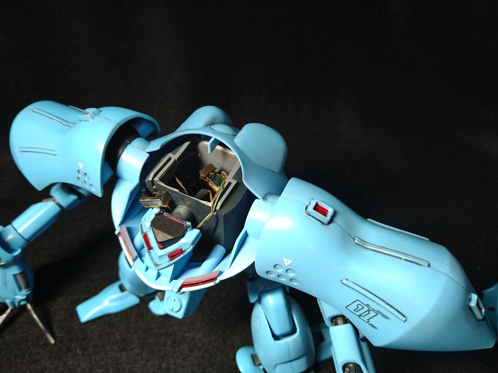 内部の空洞を利用してＬＥＤの装置と配線を内蔵させ、頭部カバーを簡単に開閉出来るように手を加えた