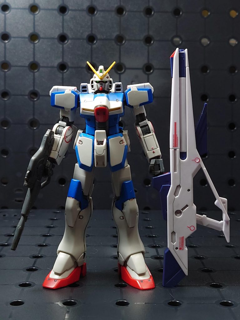 ヴィクトリーの全高よりもペーネロペーのビームライフルの全長の方が上…だと!？これで同スケールとは(-_-;)そしてデザイナーさんも一緒ですね。ヴィクトリーは過去作ですが改めて見ると、レッドラインが入ってました。デザインは繋がっているかな？