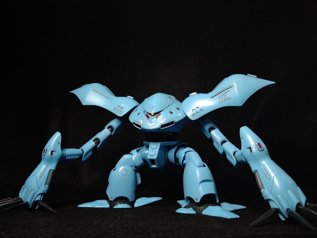 内部にLEDを内蔵し、モノアイを発行させれるようにした