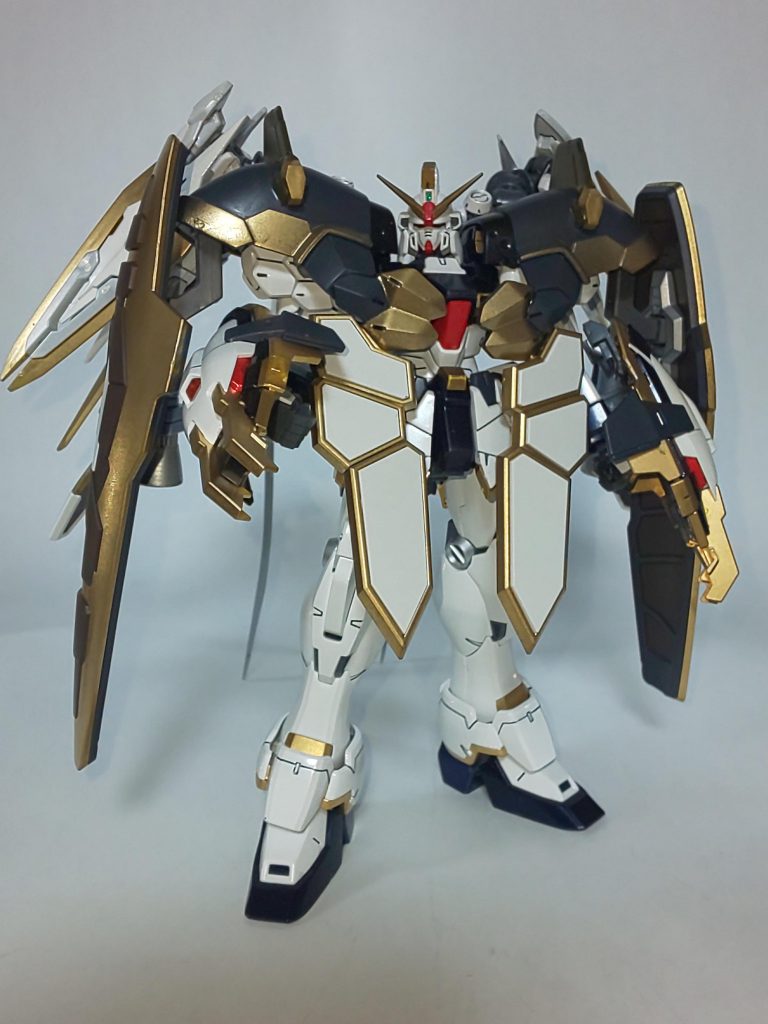 アーマディロとフェエールはそれぞれ独立してるので、フル装備でも干渉箇所はありません。なので、盾2つ持たせてのフル装備形態は元の二倍位のボリュームです。