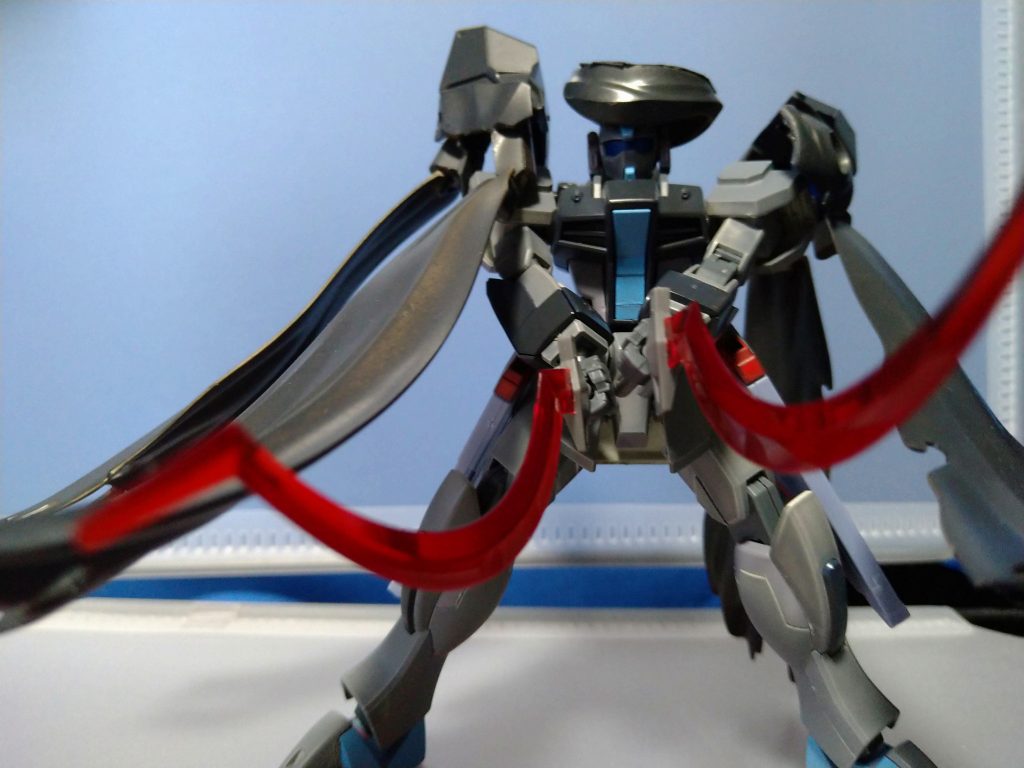 武装その2「ヒートショーテル」刀身を赤熱化させ装甲を両断する。サンドロックのものをそのまま使っている