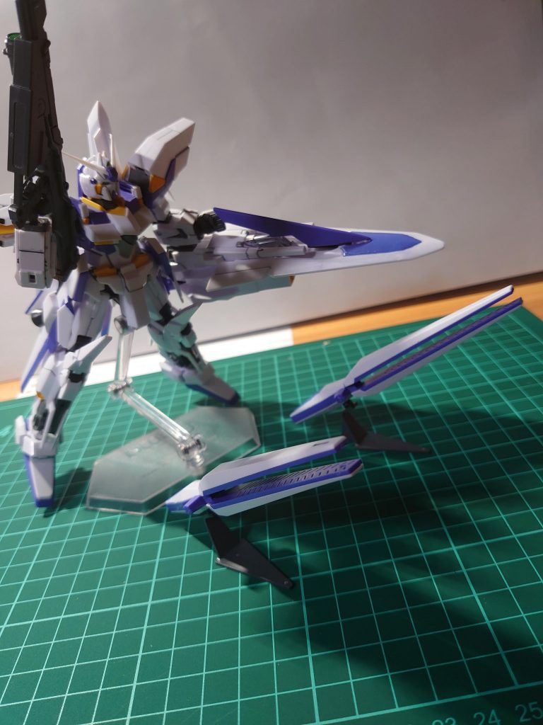 ファンネル射出!!ファンネル専用の台座付なのはありがたいです!デルタカイが主役機のコミックがあるそうなので買って読もうかと思います!!とにかくカッコいい機体なので作ってて楽しかったです。最後までご精読ありがとうございました!!!