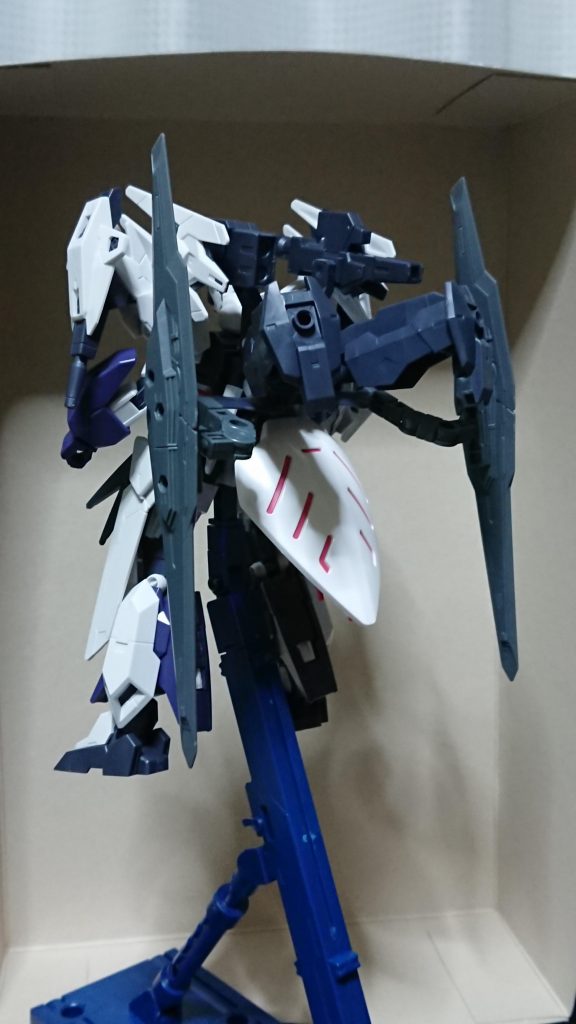 塗装前。この機体がMk-2の前の1号機とも言えそうですね。このままでも十分バランスがとれていて塗装はいいかなと思ってたんですが、キュベレイのパーツだけ浮いてしまっていると感じたのと、コアガンダムⅡティターンズカラーの発売が塗装するきっかけとなりました。実はバインダーガンやビームキャノン、ミサイルコンテナの取り付け方やビームサーベルの向きが完成後と少し違います。塗装する直前で更に改善したので写真を撮り忘れてしまいました。完成後と比べるとやはりバインダーが外側に出てるのが目立ちますね。