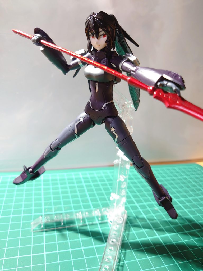 表情パーツが3種類あるので、1つだけ爪楊枝で塗装してみました。顔の塗装ってとても難しいですね