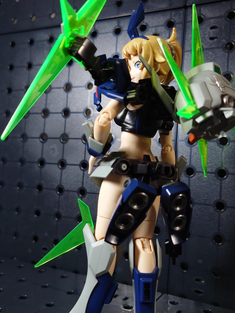 目はシール中のクリアーレンズで、アイラインは筆塗りです。