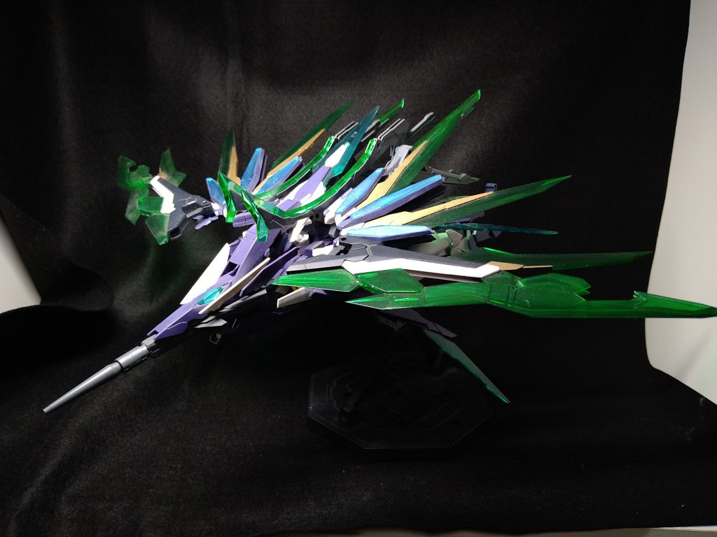 可変形態より航空機の姿になり、両翼に刃を有することで近接時にそのまま相手を切り裂き離脱することを可能にする