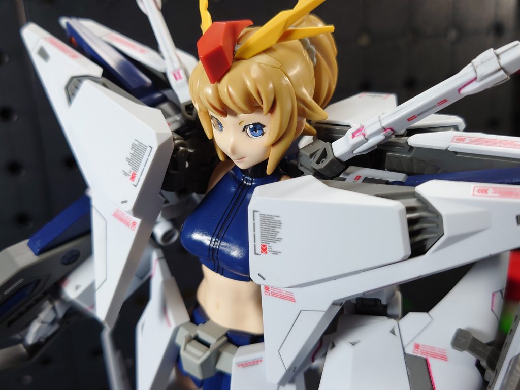この角度からが好きですね。アンテナは練り消しで軽く貼り付けだけですが、らしければイイかなと。腕は社外のジョイントを加工して接続して、足とウイングは余剰ポリパーツを加工して接続してます。