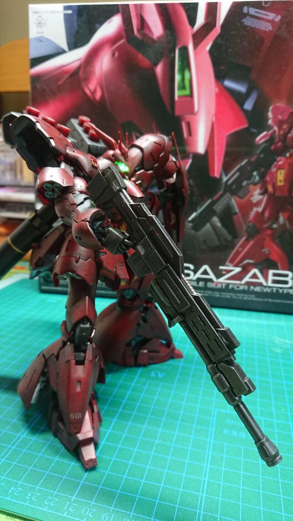 モノアイをLEDに変更、プロペラントタンクをマジックを使って延長しライフルも延長しました。