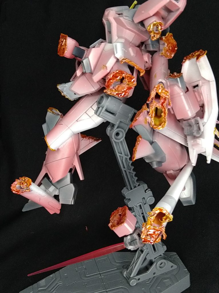 先に繋ぎ合わせたのでマスキングほぼ使わずに塗装しました