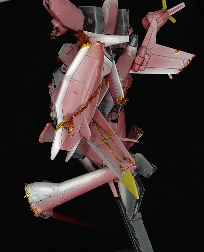 360度どこから見ても楽しめるようにバラバラになったパーツを繋ぎ合わせています