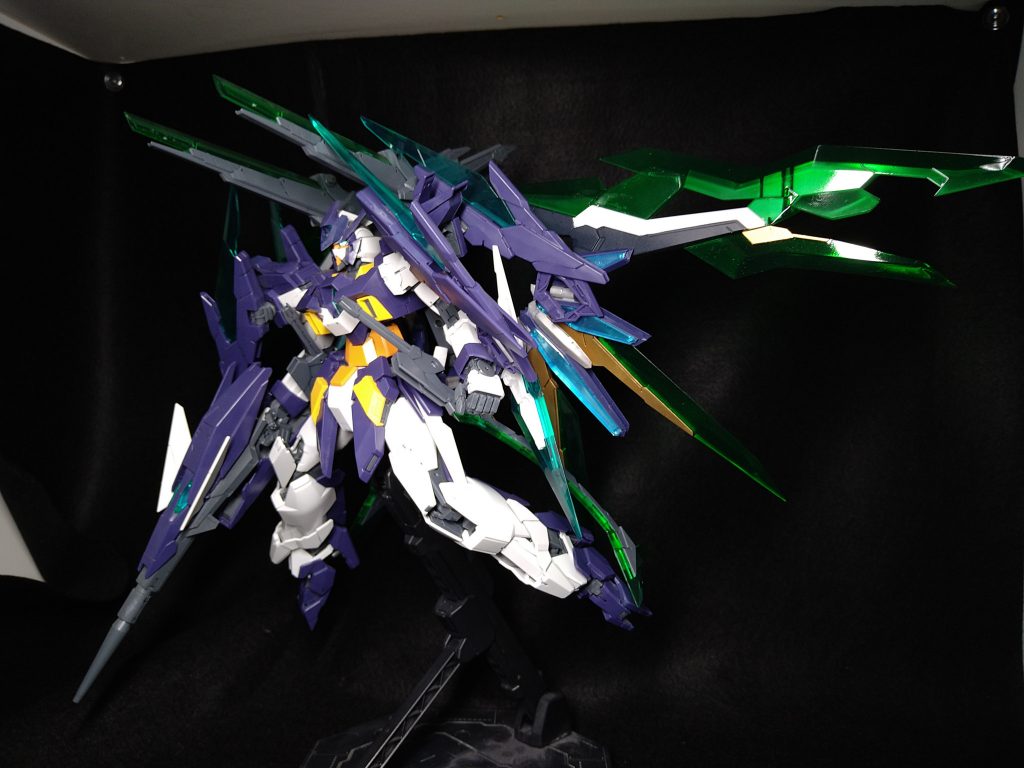 背面に追加装備されたロングライフルはフレキシブアームによりそのままでバックキャノンとして使用可能