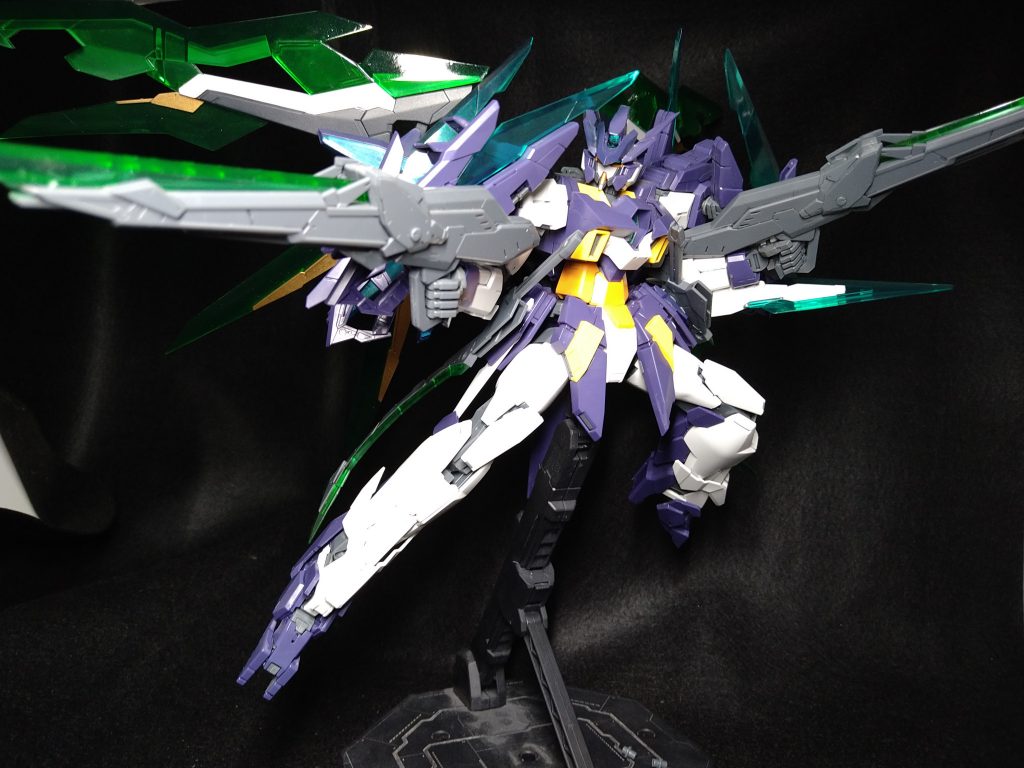 ロングライフル装備ドッズライフルよりも取り回しが良く、上部に近接用の刃が付いており接近された時に対応できる